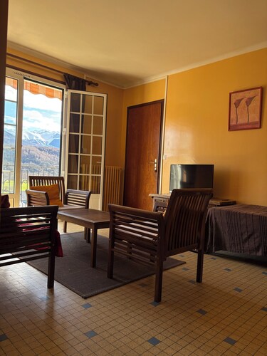 Villa avec piscine face aux montagnes.