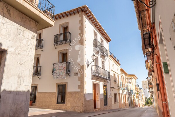 A narrow street lined with traditional buildings featuring balconies and tiled roofs. - CostaBlancaDreams - Casa Paquita in Calpe (Calpe)