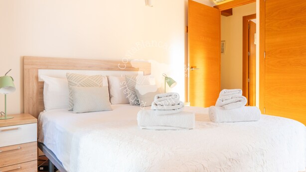 A neatly made bed with white linens and two folded towels on the bed. - CostaBlancaDreams - Casa Paquita in Calpe (Calpe)