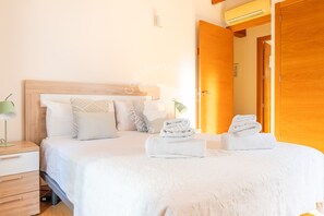 A neatly made bed with white linens and two folded towels on the bed. - CostaBlancaDreams - Casa Paquita in Calpe (Calpe)
