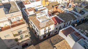 An aerial view of a densely packed urban area with buildings featuring red-tiled roofs and balconies. - CostaBlancaDreams - Casa Paquita in Calpe (Calpe)