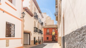 A narrow street with buildings on either side, featuring balconies and a cobblestone path. - CostaBlancaDreams - Casa Paquita in Calpe (Calpe)