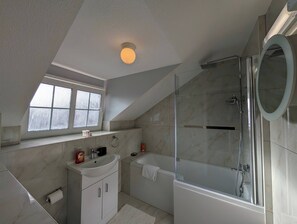 Shower, hair dryer, shampoo - Comfortable 2-Bedroom House in Hayes (Greater London)