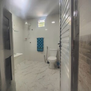 Shower, soap, toilet paper - Family Corner-CSD (Vila Velha)