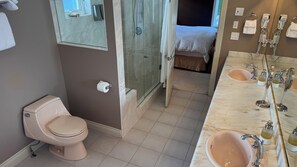 Haartrockner, Handtücher, Seife, Toilettenpapier