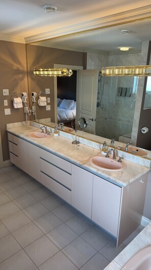 Een haardroger, handdoeken, zeep, toiletpapier