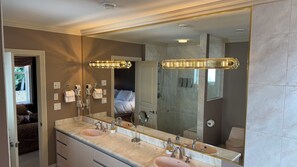 Hair dryer, towels, soap, toilet paper - Granville House B&B in Vancouver. Free parking & wifi (Vancouver)