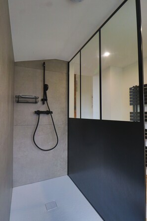Shower, hair dryer, towels, toilet paper - Le Portail 7: House overlooking the Saône river (Pouilly-sur-Saône)