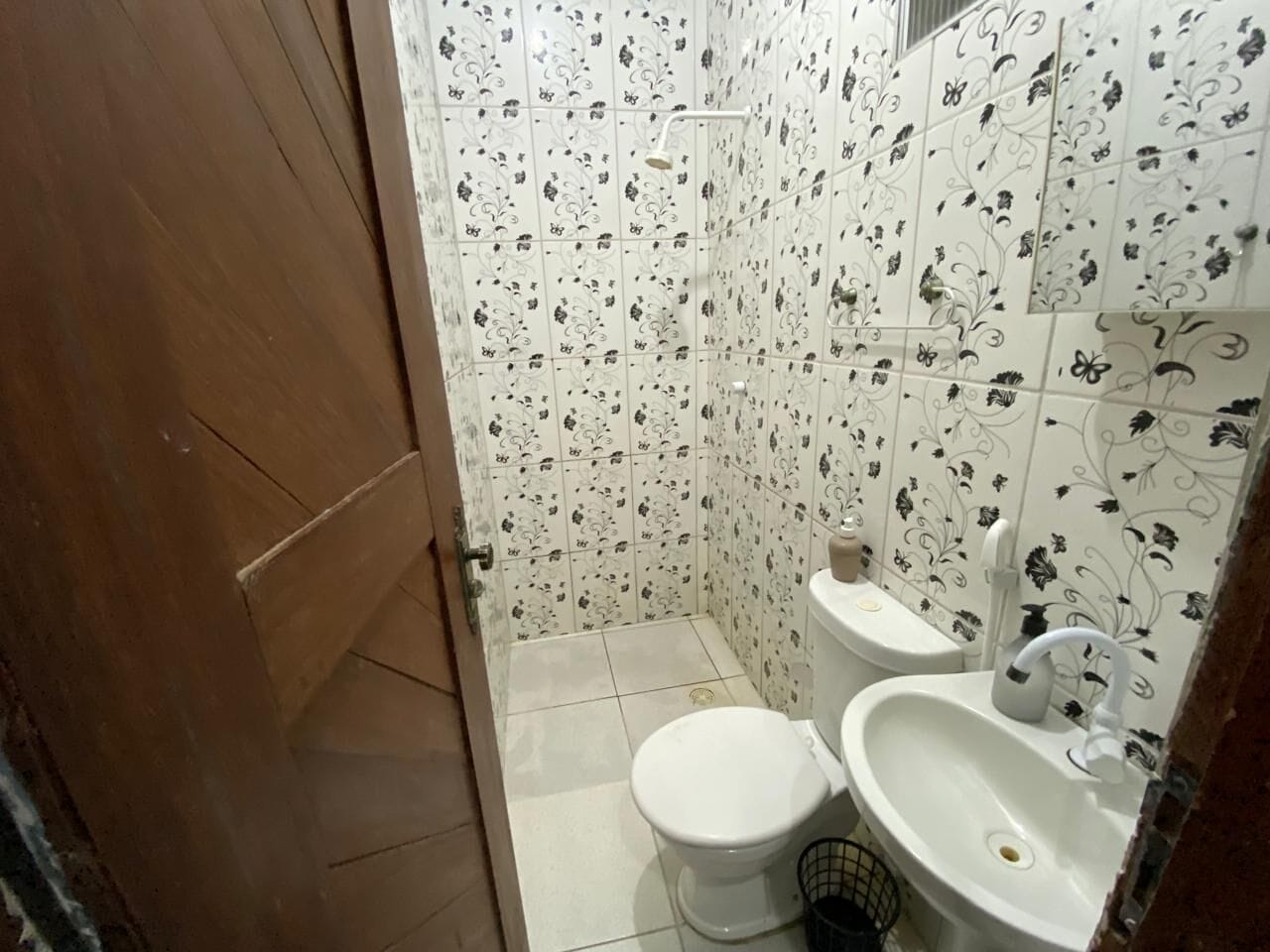 Chuveiro, toalhas de banho, sabonete, papel higiênico