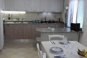 Kylskåp, ugn, spishäll och diskmaskin