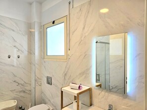 Familie appartement, balkon | Badkamer