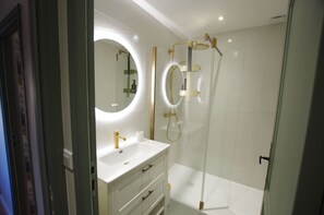 Shower, hair dryer, towels, soap - Hameau du jardin Fleuri near Bergerac - 10 gîtes, sleeps 40 (Bosset)