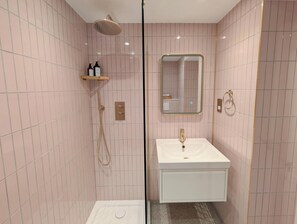 Shower, hair dryer, towels, soap - Newly Refurbished Soho 1BDR | Quiet | Lift Elevator Access (London)