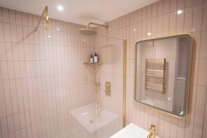 Shower, hair dryer, towels, soap - Newly Refurbished Soho 1BDR | Quiet | Lift Elevator Access (London)