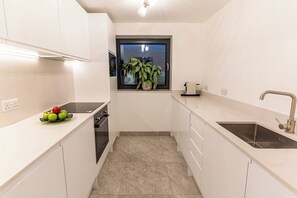 Private kitchen - Newly Refurbished Soho 1BDR | Quiet | Lift Elevator Access (London)