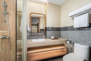 Executive Room | Bathroom | Hair dryer, towels, soap, shampoo - Grand Maya by ARTOTEL - Banjarbaru (Banjarbaru)