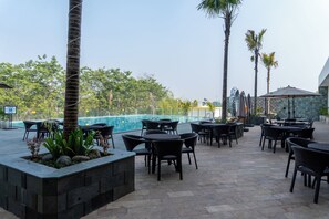 Outdoor dining - Grand Maya by ARTOTEL - Banjarbaru (Banjarbaru)