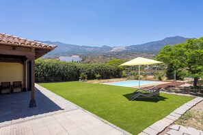 A backyard with a swimming pool, a pergola, and a view of mountains. - Home2Book Family Pool Home in Candelaria (Arafo)
