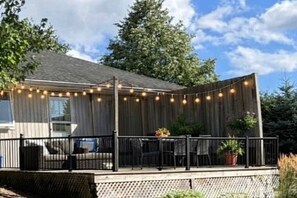 Outdoor dining - The Elora Farmhouse (Elora)