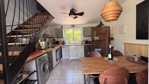 Fridge, microwave, oven, stovetop - Gîte le P'tit Bois d'Amour - Havre de paix à Montlouis-sur-Loire ! (Montlouis-sur-Loire)