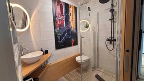Eco-friendly toiletries, hair dryer, towels, soap - Gîte le P'tit Bois d'Amour - Havre de paix à Montlouis-sur-Loire ! (Montlouis-sur-Loire)