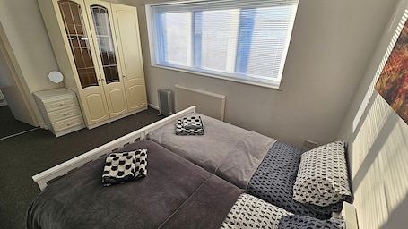 Iron/ironing board, Internet. Peaceful Town Flat Near Iconic Landmarks
Share
Save