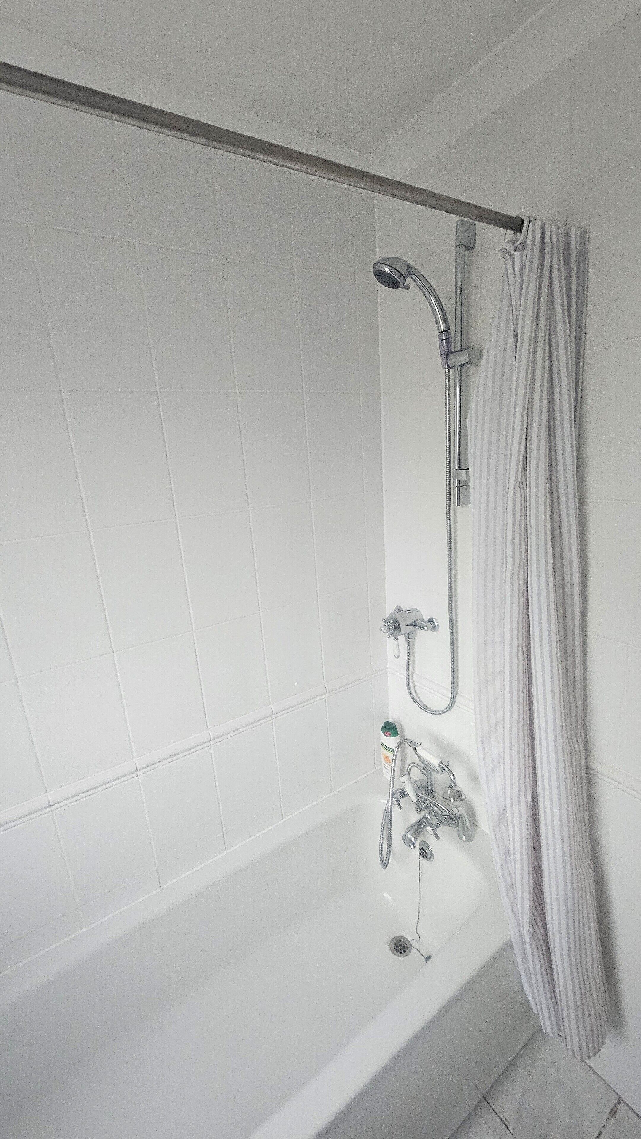 Haartrockner, Handtücher, Toilettenpapier