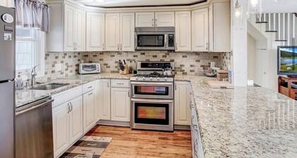 September Escape in Brant Beach – Pool, Hot Tub & 1.5 Blocks to Beach + Bay