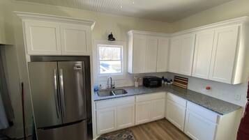 Geladeira, micro-ondas, fogão, cooktop