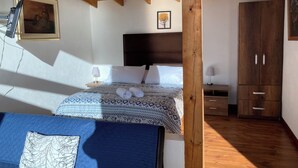 Una camera da letto con un letto, un armadio, una scrivania e una sedia.