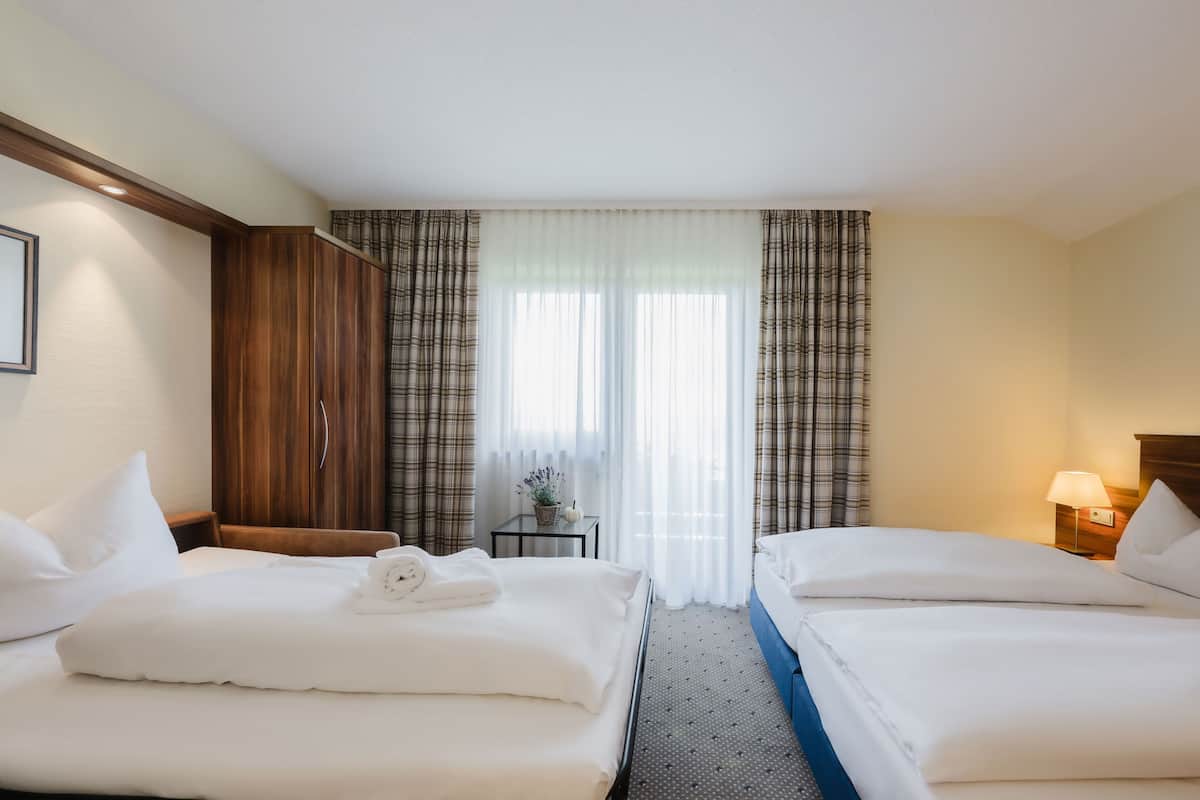 Zimmersafe, Schreibtisch, laptopgeeigneter Arbeitsplatz