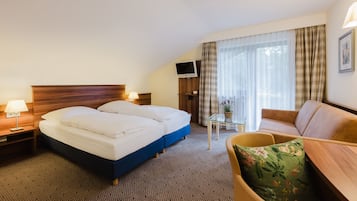 Habitación doble, balcón, vista al jardín | Caja de seguridad en la habitación y escritorio