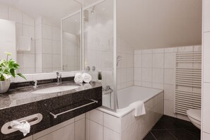 Doppelzimmer, Balkon, Gartenblick | Badezimmer | Haartrockner, Handtücher, Seife, Shampoo