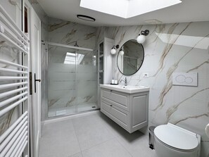Douche, sèche-cheveux, serviettes fournies, savon