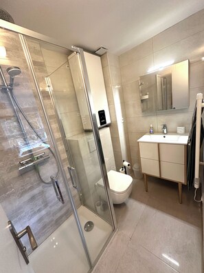 Dusche, Haartrockner, Handtücher, Seife