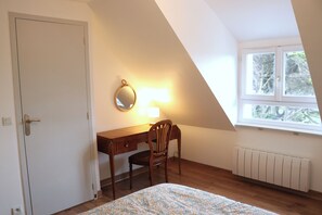 1 bedroom, iron/ironing board, bed sheets - The Dolmen sailors (Trébeurden)