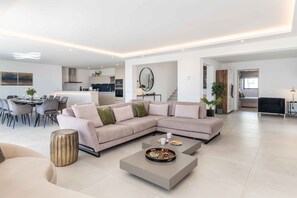 TV, fireplace - Private Luxury Villa, Heated Pool & Sauna (Marbella)
