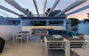 Outdoor dining - Private Luxury Villa, Heated Pool & Sauna (Marbella)