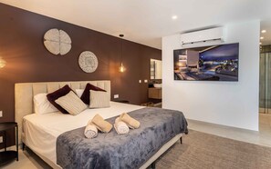 5 bedrooms, in-room safe, iron/ironing board, free WiFi - Private Luxury Villa, Heated Pool & Sauna (Marbella)