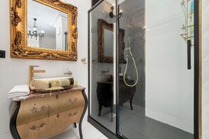 Shower, hair dryer, towels, shampoo - Spacious Apartment | Parking, Air Conditioning, Close to the River (Gdańsk)