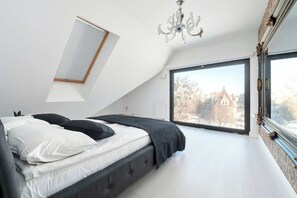 2 bedrooms, desk, iron/ironing board, travel cot - Spacious Apartment | Parking, Air Conditioning, Close to the River (Gdańsk)