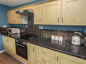 Cottage | Private kitchen | Dishwasher, cookware/dishes/utensils - 23 Northumbria Terrace (Morpeth)