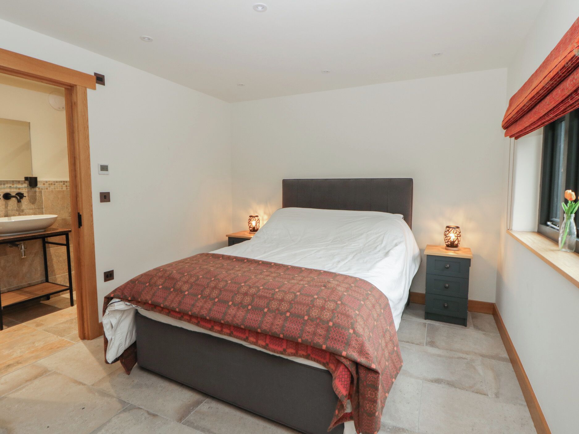 2 dormitoris, decoració individual i mobiliari individual 