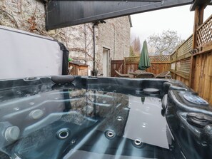 Outdoor spa tub - The Barn at Sunny Barn (Brecon)