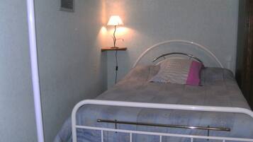 1 habitación, tabla de planchar con plancha, internet y ropa de cama