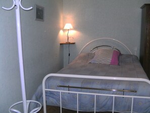 1 habitación, tabla de planchar con plancha, internet y ropa de cama 
