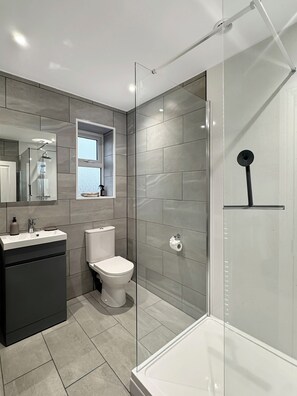 Shower, hair dryer, towels, soap - Sleeps 6 2 Bed Flat Central Grantham with Free Parking & Free Gym Access (Grantham)