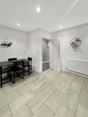 Dining - Sleeps 6 2 Bed Flat Central Grantham with Free Parking & Free Gym Access (Grantham)