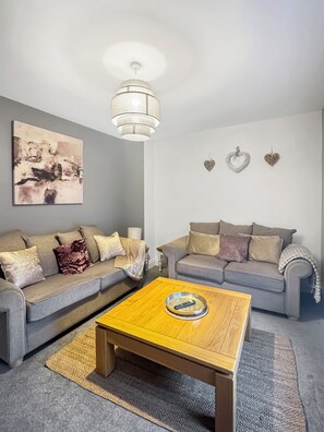 Smart TV - Sleeps 6 2 Bed Flat Central Grantham with Free Parking & Free Gym Access (Grantham)