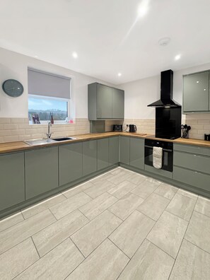 Fridge, microwave, oven, stovetop - Sleeps 6 2 Bed Flat Central Grantham with Free Parking & Free Gym Access (Grantham)